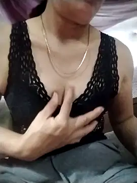 Snapshot of YiyinLy chatting on 11-01-25, 11:23 YiyinLy online show from 11-01-25, 11:23