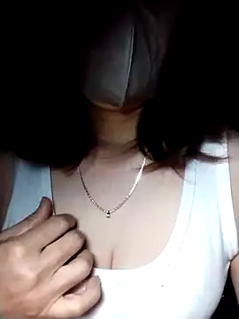 Snapshot of YiyinLy chatting on 11-03-25, 08:43 YiyinLy online show from 11-03-25, 08:43