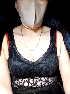 Snapshot of YiyinLy chatting on 11-05-25, 08:20 YiyinLy online show from 11-05-25, 08:20