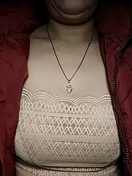 Snapshot of YiyinLy chatting on 11-25-25, 07:14 YiyinLy online show from 11-25-25, 07:14