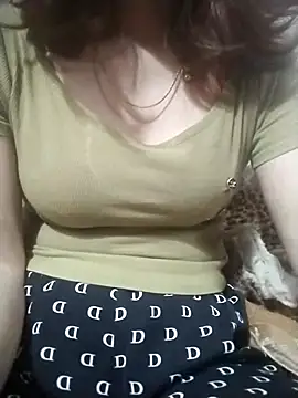 Snapshot of YiyinLy chatting on 11-30-25, 09:02 YiyinLy online show from 11-30-25, 09:02