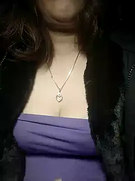 Snapshot of YiyinLy chatting on 12-01-25, 07:19 YiyinLy online show from 12-01-25, 07:19