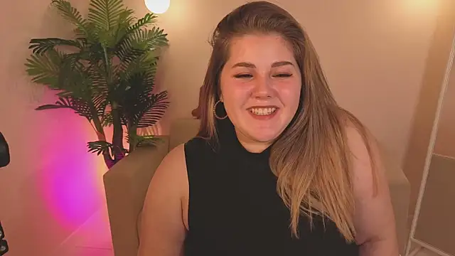 Snapshot of Scarlet_Sinera chatting on 10-14-25, 11:00 Scarlet Sinera online show from 10-14-25, 11:00