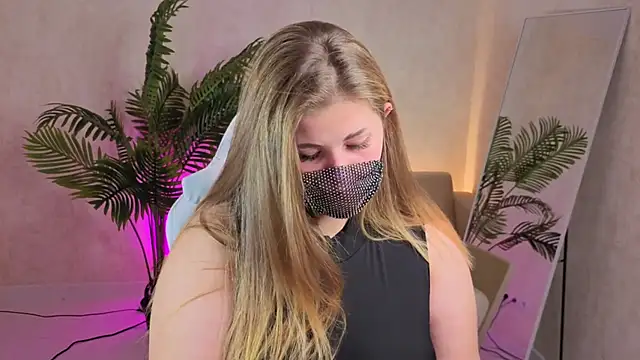 Snapshot of Scarlet_Sinera chatting on 10-23-25, 08:46 Scarlet Sinera online show from 10-23-25, 08:46