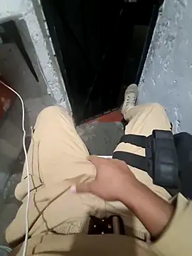 Snapshot of Raczos chatting on 12-15-25, 02:16 Raczos online show from 12-15-25, 02:16