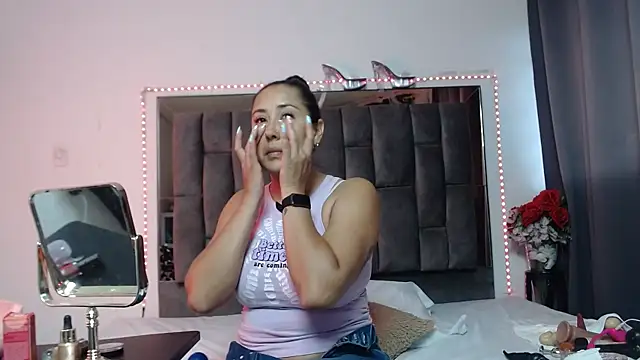 Snapshot of Salmma_Milf chatting on 04-21-26, 11:38 Salmma Milf online show from 04-21-26, 11:38
