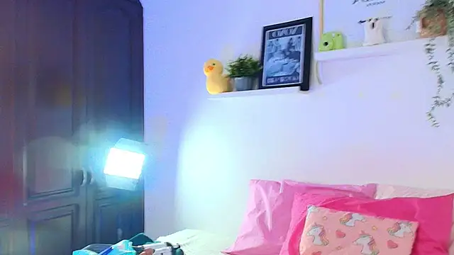 Snapshot of _TiniWild chatting on 11-24-25, 01:00 TiniWild online show from 11-24-25, 01:00