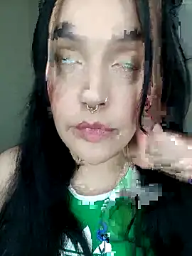 Snapshot of ravendeluxe chatting on 10-28-25, 03:58 ravendeluxe online show from 10-28-25, 03:58