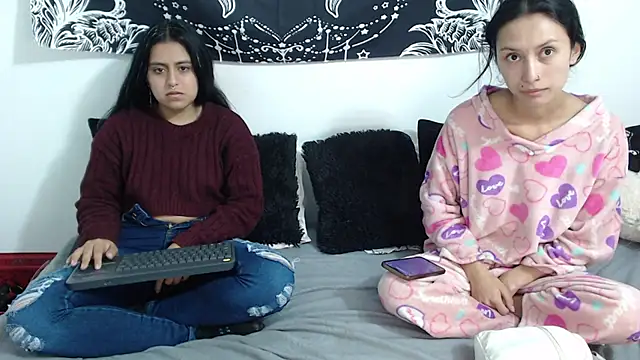 Snapshot of abby_n_emily chatting on 03-28-26, 01:43 abby n emily online show from 03-28-26, 01:43