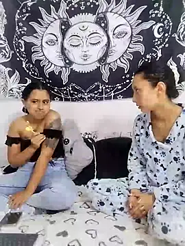 Snapshot of abby_n_emily chatting on 04-16-26, 01:45 abby n emily online show from 04-16-26, 01:45