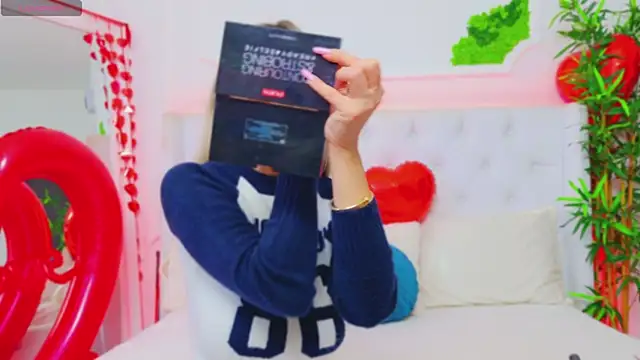 Snapshot of AriannaSins chatting on 02-14-25, 01:40 AriannaSins online show from 02-14-25, 01:40