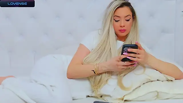 Snapshot of AriannaSins chatting on 02-24-25, 04:15 AriannaSins online show from 02-24-25, 04:15