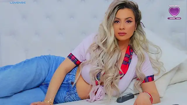 Snapshot of AriannaSins chatting on 03-05-25, 04:13 AriannaSins online show from 03-05-25, 04:13