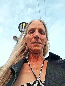 Snapshot of Cheryl_F chatting on 06-17-26, 07:15 Cheryl F online show from 06-17-26, 07:15