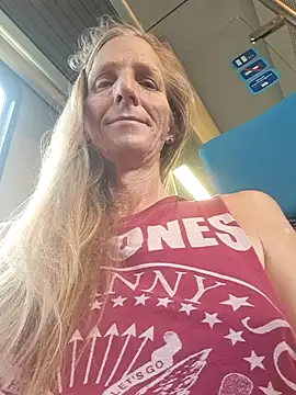 Snapshot of Cheryl_F chatting on 06-19-26, 02:21 Cheryl F online show from 06-19-26, 02:21