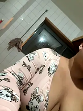 Snapshot of menina_coimbrinha chatting on 10-18-25, 10:10 menina coimbrinha online show from 10-18-25, 10:10