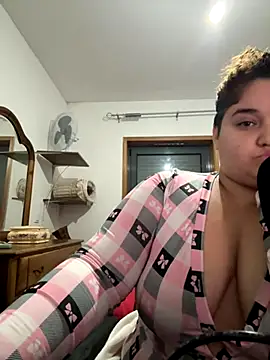 Snapshot of menina_coimbrinha chatting on 12-04-25, 10:51 menina coimbrinha online show from 12-04-25, 10:51
