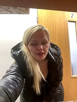 Snapshot of CherryXOX- chatting on 10-27-25, 01:59 CherryXOX- online show from 10-27-25, 01:59