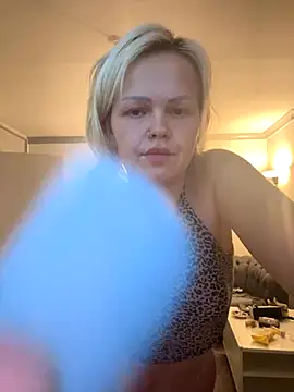 Snapshot of CherryXOX- chatting on 10-28-25, 06:06 CherryXOX- online show from 10-28-25, 06:06