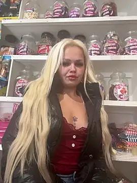 Snapshot of CherryXOX- chatting on 11-06-25, 10:38 CherryXOX- online show from 11-06-25, 10:38