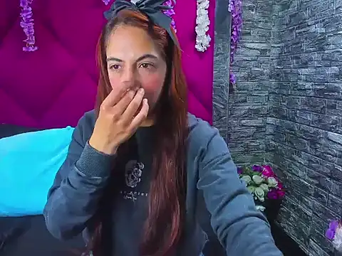 Snapshot of MariamGray1 chatting on 10-25-25, 04:57 MariamGray1 online show from 10-25-25, 04:57