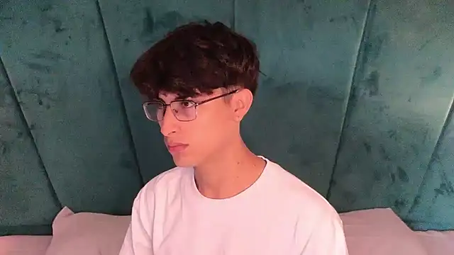 Aaron Eze online show from 04-16-26, 01:23