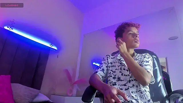 Snapshot of Xavier_Fox___ chatting on 02-15-26, 01:52 Xavier Fox online show from 02-15-26, 01:52