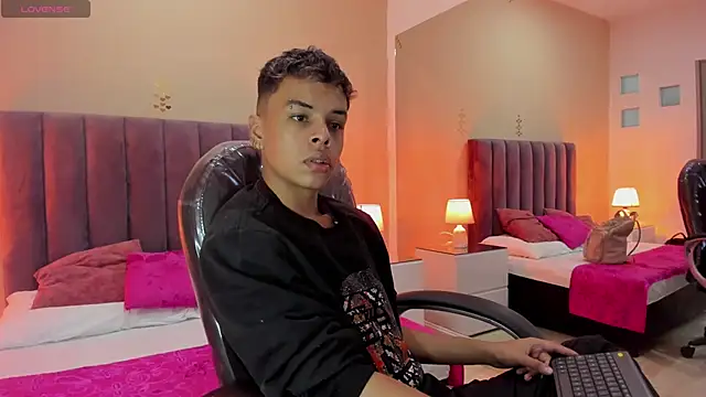 Snapshot of Xavier_Fox___ chatting on 02-22-26, 02:15 Xavier Fox online show from 02-22-26, 02:15