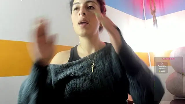 Snapshot of moon_winy chatting on 10-22-25, 11:32 moon winy online show from 10-22-25, 11:32
