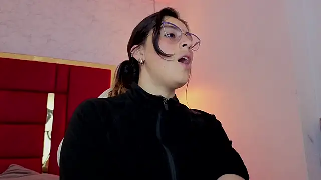 Snapshot of moon_winy chatting on 06-17-26, 11:23 moon winy online show from 06-17-26, 11:23