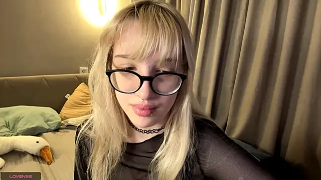 Milkmoriee online show from 11-17-25, 03:40