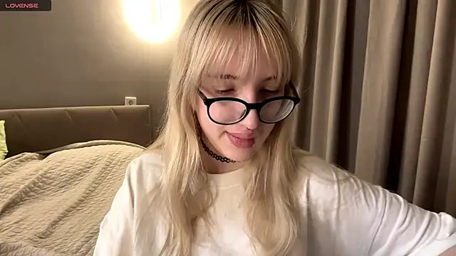 Milkmoriee online show from 11-20-25, 03:23