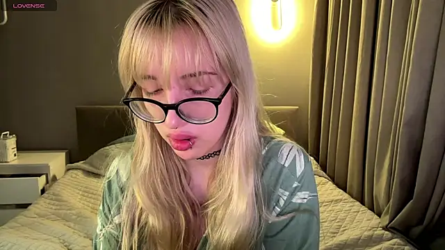 Milkmoriee online show from 11-21-25, 03:44