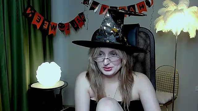Snapshot of ScarlettScril chatting on 10-24-25, 09:17 ScarlettScril online show from 10-24-25, 09:17