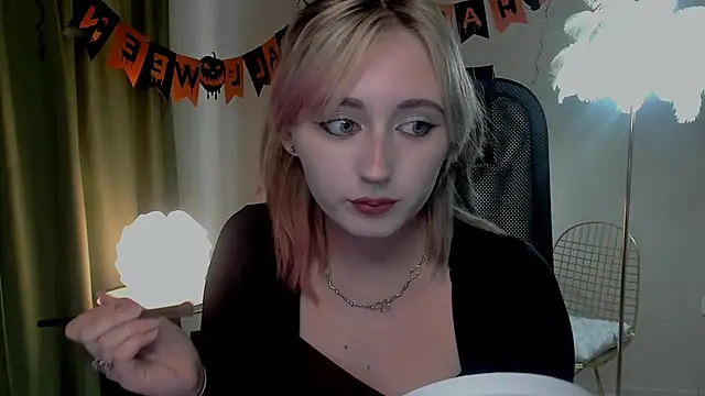 Snapshot of ScarlettScril chatting on 10-31-25, 06:47 ScarlettScril online show from 10-31-25, 06:47