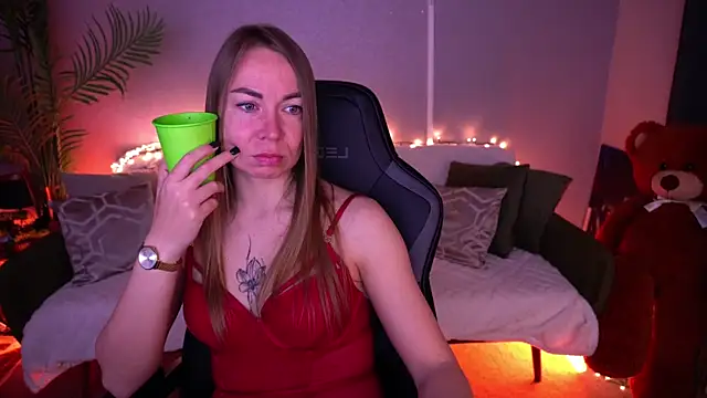 Snapshot of VixenMuse chatting on 04-13-26, 08:25 VixenMuse online show from 04-13-26, 08:25