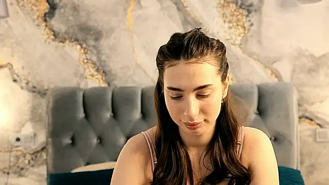 Snapshot of Chloewilldd chatting on 10-22-25, 06:18 Chloewilldd online show from 10-22-25, 06:18