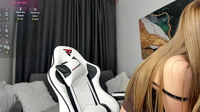 Snapshot of bella_xx__ chatting on 11-18-25, 03:12 bella xx online show from 11-18-25, 03:12