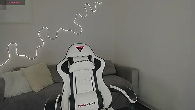 Snapshot of bella_xx__ chatting on 12-15-25, 03:11 bella xx online show from 12-15-25, 03:11