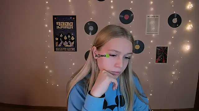 Snapshot of megan_cold chatting on 11-08-25, 10:04 megan cold online show from 11-08-25, 10:04