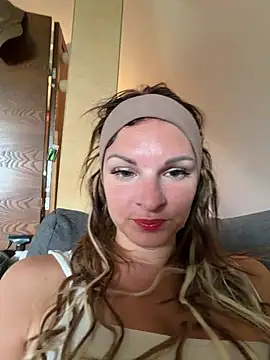 Snapshot of kinkysarahx chatting on 05-17-26, 08:12 kinkysarahx online show from 05-17-26, 08:12