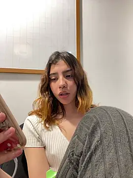 Snapshot of MiaaCute- chatting on 07-28-26, 08:52 MiaaCute- online show from 07-28-26, 08:52
