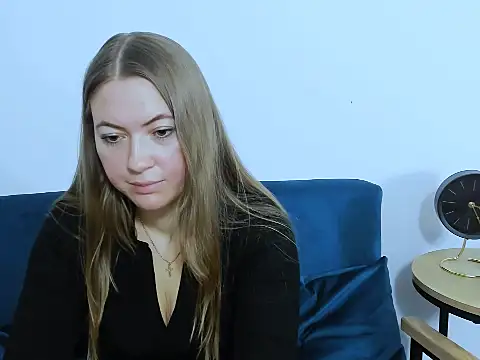 Snapshot of LeaNaughty chatting on 10-27-25, 04:44 LeaNaughty online show from 10-27-25, 04:44