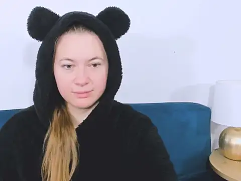 Snapshot of LeaNaughty chatting on 12-15-25, 07:45 LeaNaughty online show from 12-15-25, 07:45