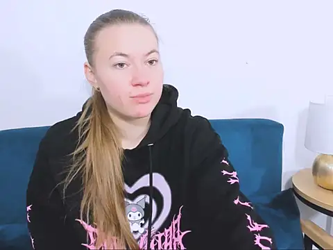 Snapshot of LeaNaughty chatting on 12-19-25, 07:37 LeaNaughty online show from 12-19-25, 07:37