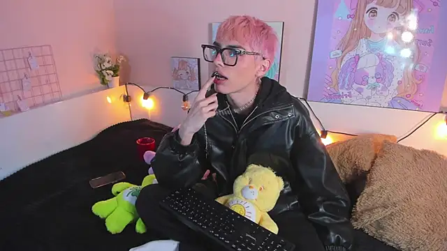 Strawberry Kitty  online show from 10-31-25, 03:51