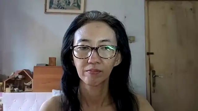 Snapshot of princessD077 chatting on 06-12-26, 03:05 princessD077 online show from 06-12-26, 03:05