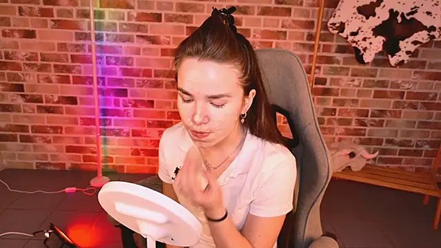 Snapshot of May_Bloom chatting on 03-19-26, 04:11 May Bloom online show from 03-19-26, 04:11