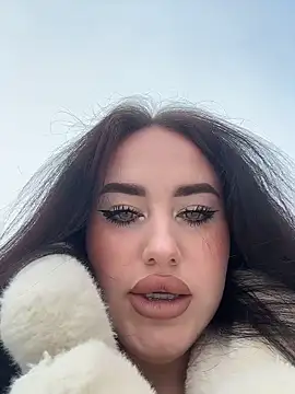 Snapshot of KiraSunshine chatting on 12-17-25, 04:07 KiraSunshine online show from 12-17-25, 04:07