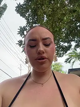 Snapshot of KiraSunshine chatting on 02-20-26, 04:42 KiraSunshine online show from 02-20-26, 04:42